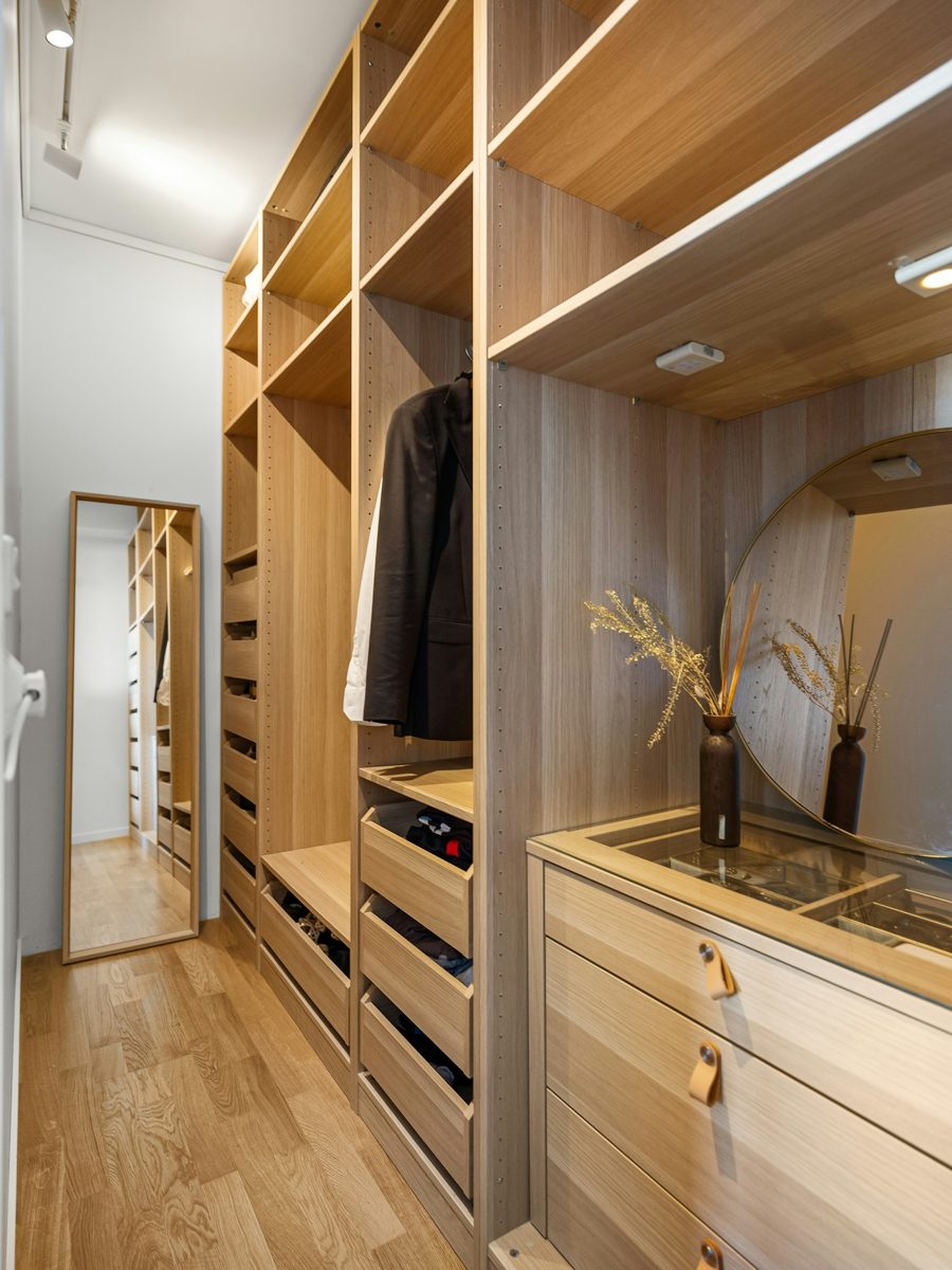 Vestidor de madera con cajoneras, espejo e iluminación integrada