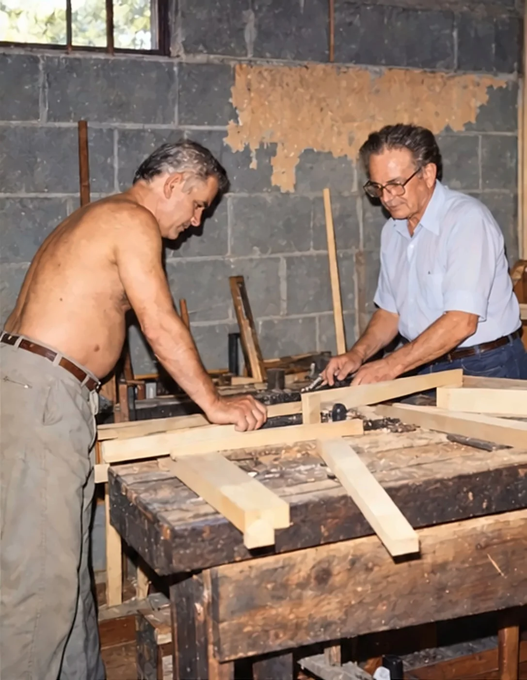 Alessandro Eleuterio trabajando con madera en su taller