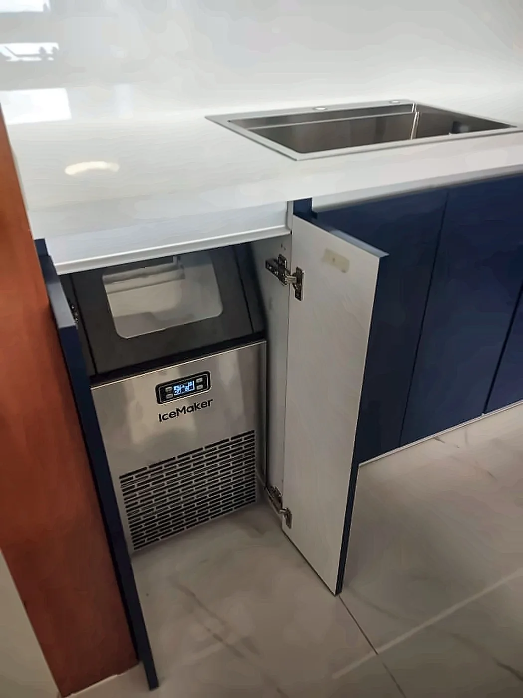 Máquina de hielo empotrada en el mueble