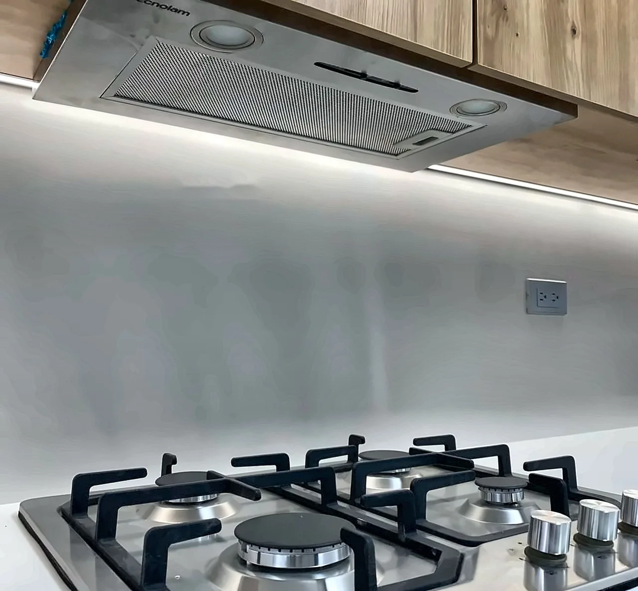 Luces LED y campana sobre la cocina