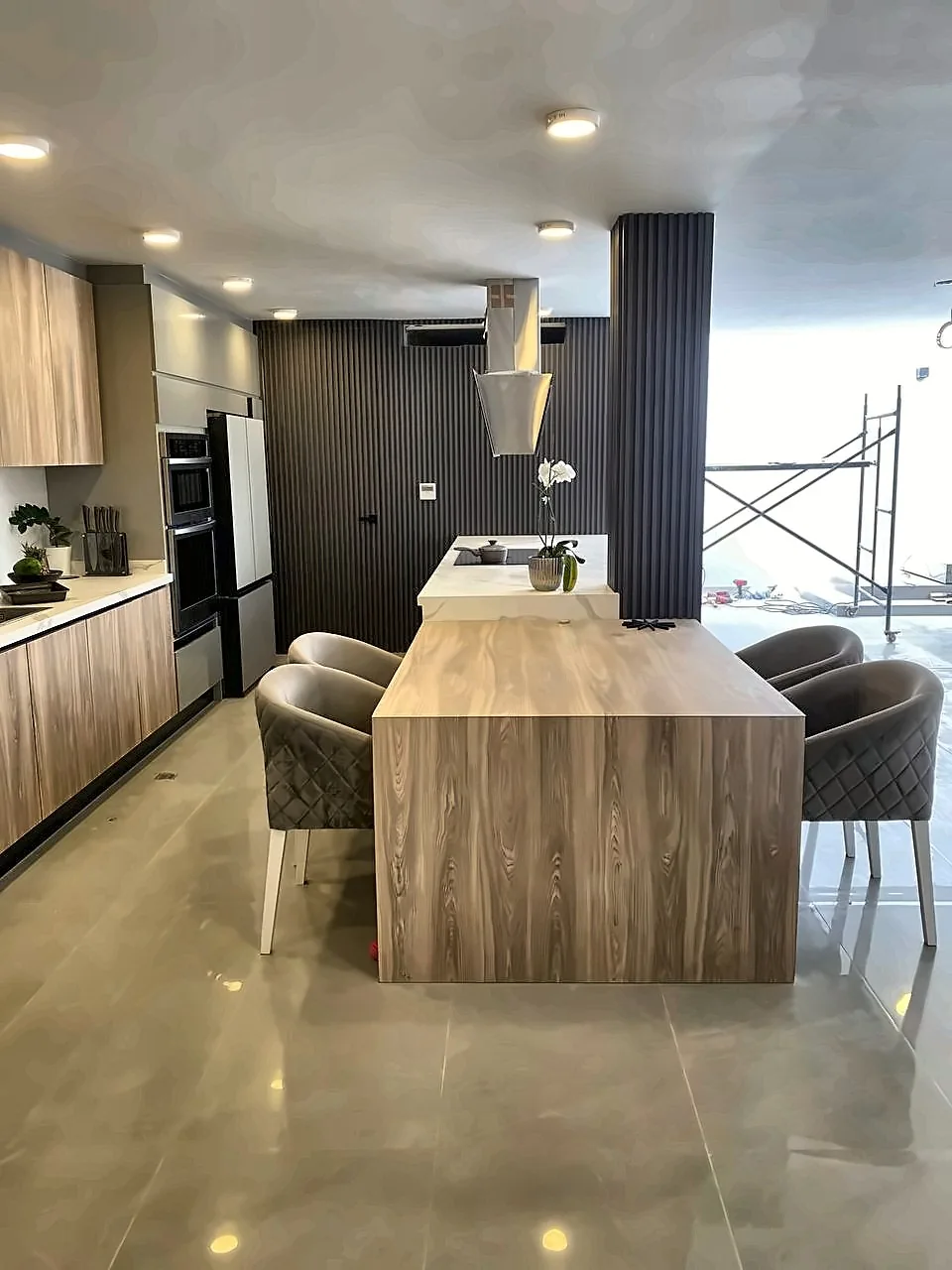 Cocina en madera y blanco con isla comedor