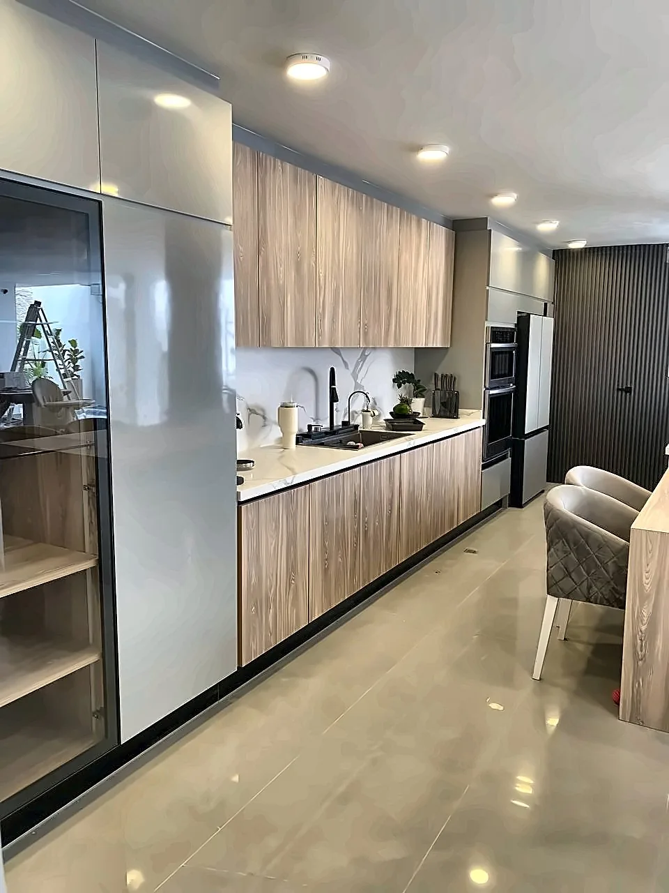 Detalle de gabinetes en madera cálida
