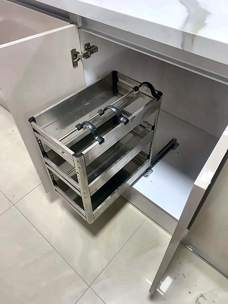 Cesta extraíble en el gabinete